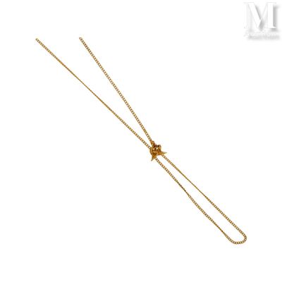 un gros plan d'un collier en or orné d'une étoile