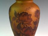 un vase avec un motif floral posé sur une table