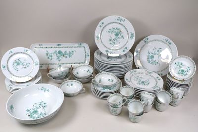 un grand nombre d'assiettes et de bols posés sur une table