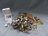 une pile de bracelets de toutes sortes posée sur une table