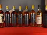 plusieurs bouteilles de vin sont alignées sur une table
