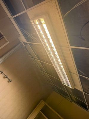 une salle de bains équipée de toilettes et d'une douche