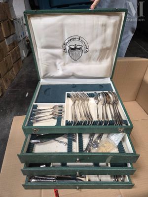 une boîte contenant un tas d'argenterie