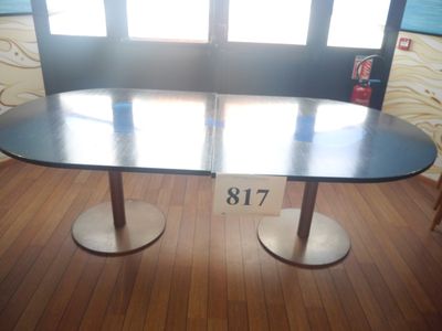 deux tables exposées dans un magasin