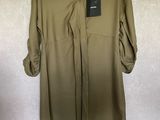 une chemise pour femme avec un nœud autour du cou et des manches longues