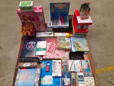 de nombreuses fournitures scolaires disposées sur une table