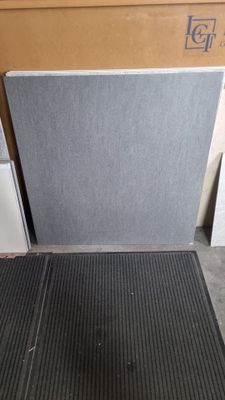 une image représentant un tapis noir dans une pièce