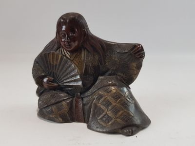 une image représentant la statue d'un homme tenant un éventail, sur fond blanc