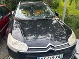 La voiture est garée à côté de la voiture rouge sur le parking.