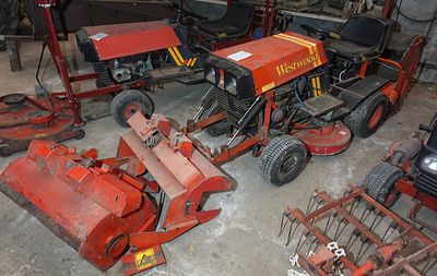 de nombreux types de machines différents qui se trouvent dans ce garage