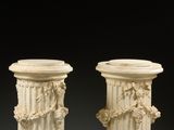 paire de socles en ivoire sculpté, ornés de motifs floraux