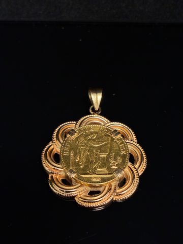 Pendentif en or 18 carats 750 millièmes à décor d’une pièce de mo...