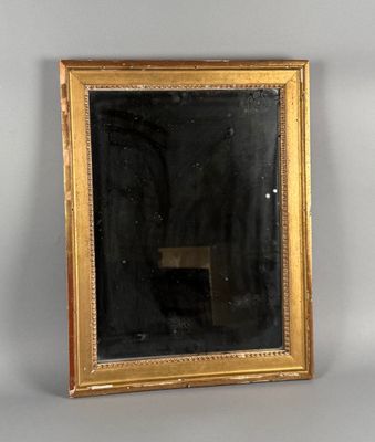 Miroir à décor d'un rang de perle de style Louis XVI. - Photo 1