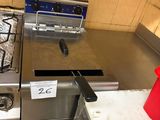 une photo d'une cuisine professionnelle équipée d'une cuisinière et d'un four