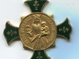 un gros plan d'une croix sur laquelle est accrochée une médaille