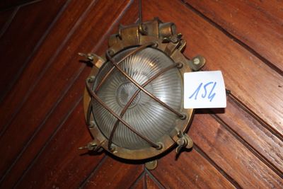 une lampe accrochée au mur