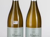 deux bouteilles de vin posées l'une à côté de l'autre sur une table