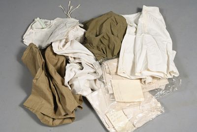une pile de vêtements posée sur une table