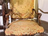 une chaise qui se trouve dans le coin d'une pièce