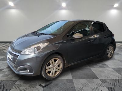 la photo d'une voiture grise garée dans un garage