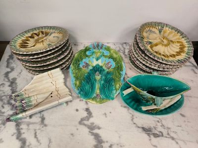 de nombreuses assiettes et bols posés sur une table en marbre