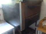 un four qui se trouve dans un coin de la cuisine