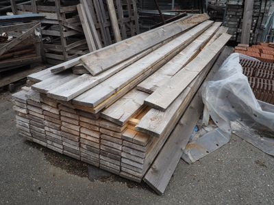 de nombreuses pièces de bois empilées les unes sur les autres