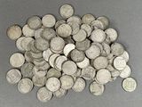 une pile de pièces d'argent sur une table