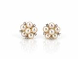 une paire de boucles d'oreilles en perles et diamants