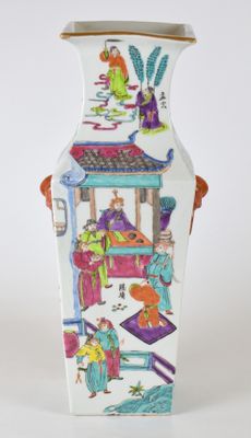 un vase blanc orné d'une image représentant des personnes