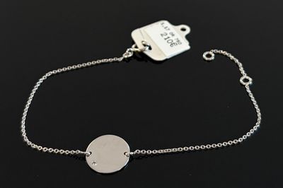 un gros plan d'un bracelet en argent muni d'une étiquette