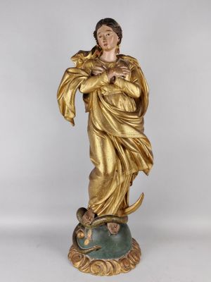 une statue en or représentant une femme tenant un oiseau au-dessus d'un globe terrestre