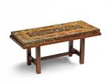 une image représentant une table en bois avec un plateau en carrelage, sur fond blanc