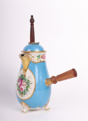 une cafetière bleue et dorée avec une poignée en bois
