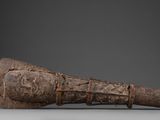 un gros plan d'un objet en bois posé sur une surface grise