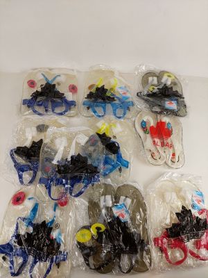 beaucoup de jouets en plastique posés sur une table