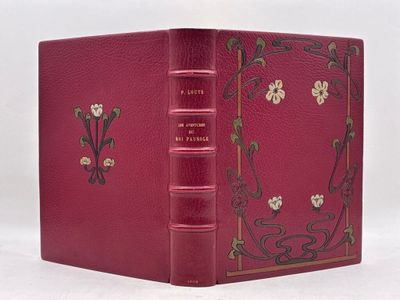 Le livre est rouge, avec des bordures dorées et un motif décoratif.
