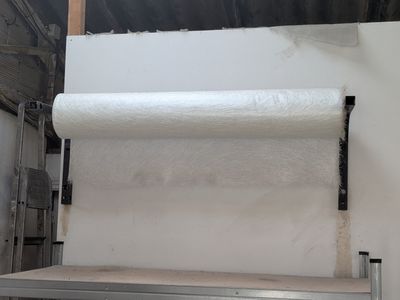 un rouleau de papier blanc posé sur une étagère dans une pièce