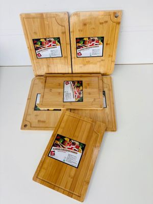 trois planches à découper en bois et une planche à découper ornée d'un motif