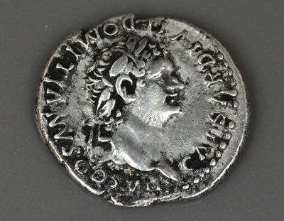 gros plan d'une pièce d'argent avec un visage dessus