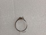 gros plan d'une bague en diamant sur une surface blanche