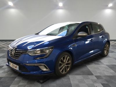 une voiture bleue garée dans une pièce au sol en damier