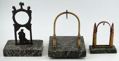 trois œuvres d'art comprenant une horloge, un miroir et d'autres objets