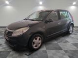 la photo d'une voiture noire garée dans un garage