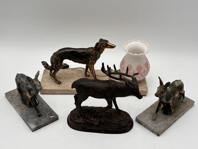 Paire de serre-livres, un cerf en régule et une veilleuse