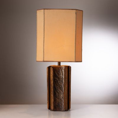 l'image d'une lampe posée sur une table