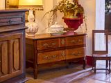 une commode en bois et une lampe dans une pièce