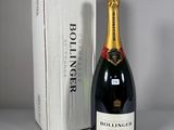 la bouteille de champagne se trouve à côté d'un carton de vin