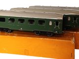un wagon vert posé sur une boîte jaune