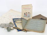 Plusieurs vieux livres sont posés sur une table blanche